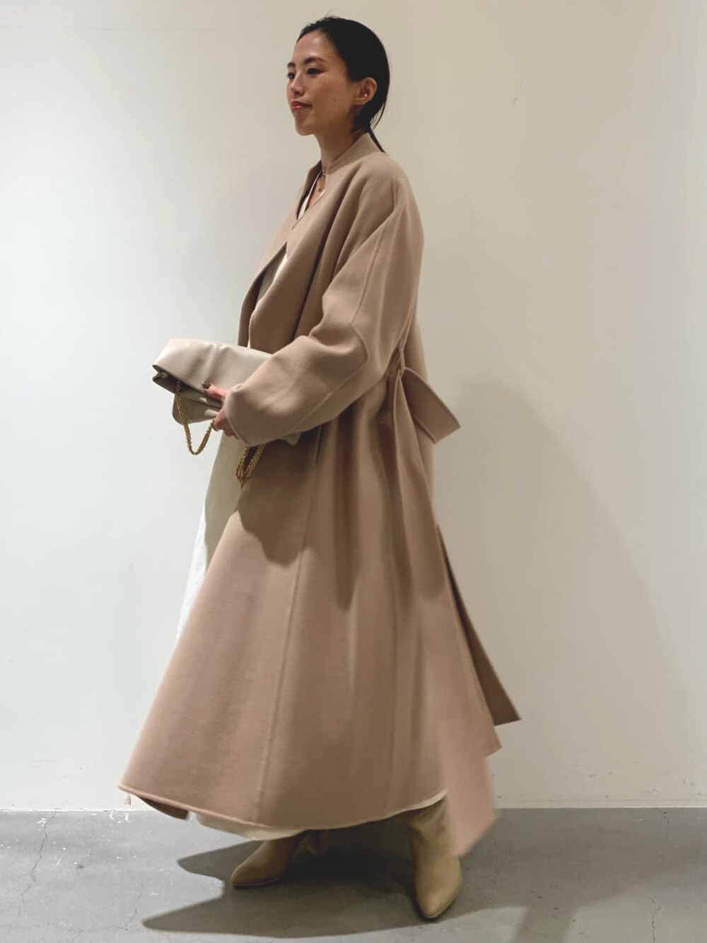 「カオス、大人女子、ラクチンコーデ、冬コーデ、くすみカラー、モノトーン、ワンピース、きれいめカジュアル、ラフ、リラックススタイル、ロングコート、フェミニン、グラデーション」｜「Chaosのアールスーペリアノーカラーコート（チェスターコート、ベージュ系）」を使った、chaos_asaさん（レディース・162cm）の秋コーディネートの3枚目の写真