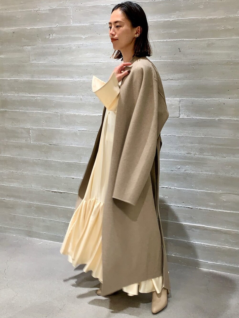 「カオス、大人女子、冬コーデ、大人ガーリー、ワンピース、きれいめカジュアル、シルク、ロングコート、ワントーンコーデ、冬、ロングワンピース、キレイめ」｜「Chaosのシルクオードリーワンピース（ドレス、ホワイト系）」を使った、chaos_asaさん（レディース・162cm）の秋コーディネートの3枚目の写真