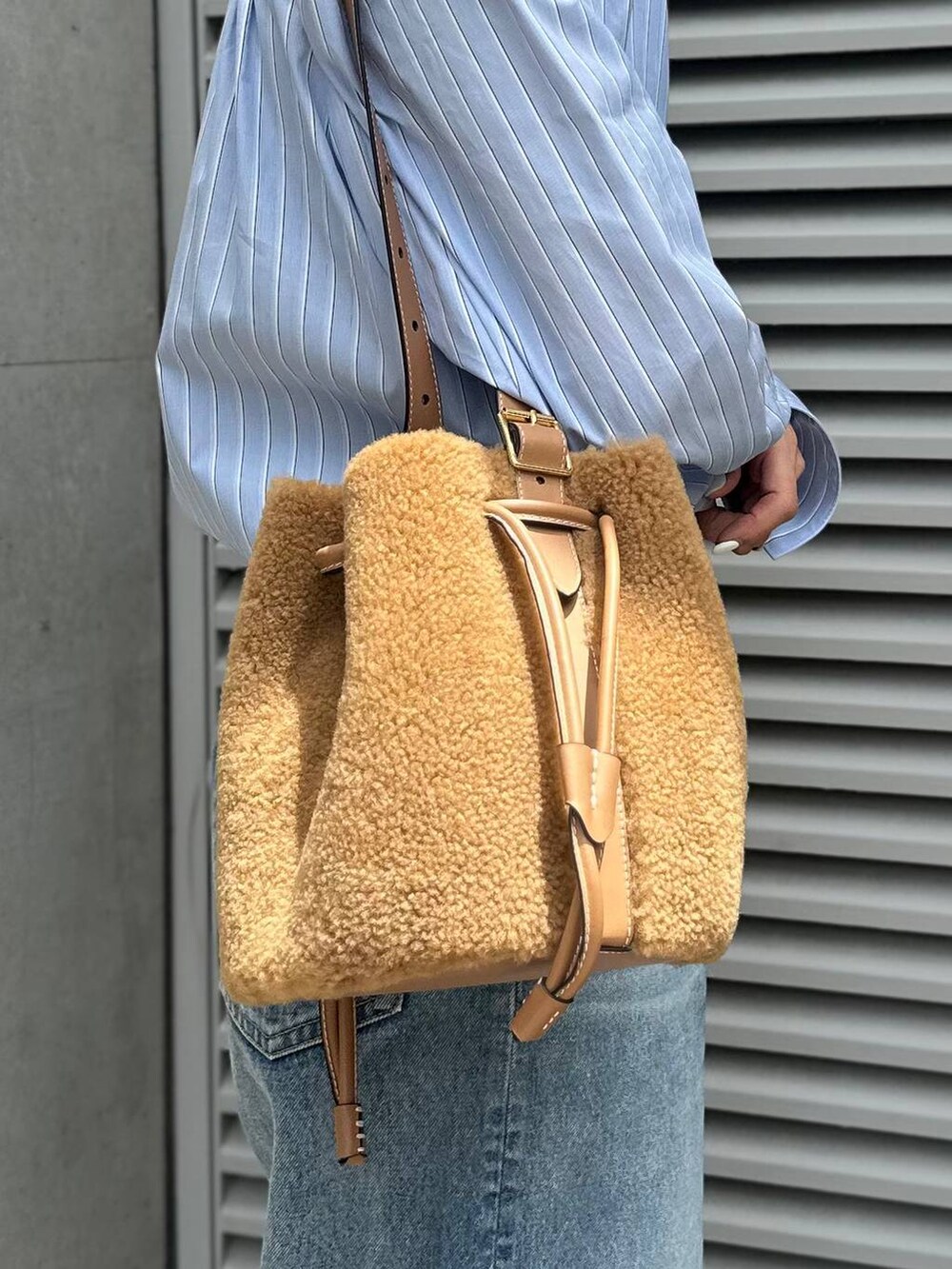 ブルー系のデニムパンツ、その他のシャツ/ブラウス、ブラック系のベルトを着用したレディースの夏コーディネートの8枚目の写真