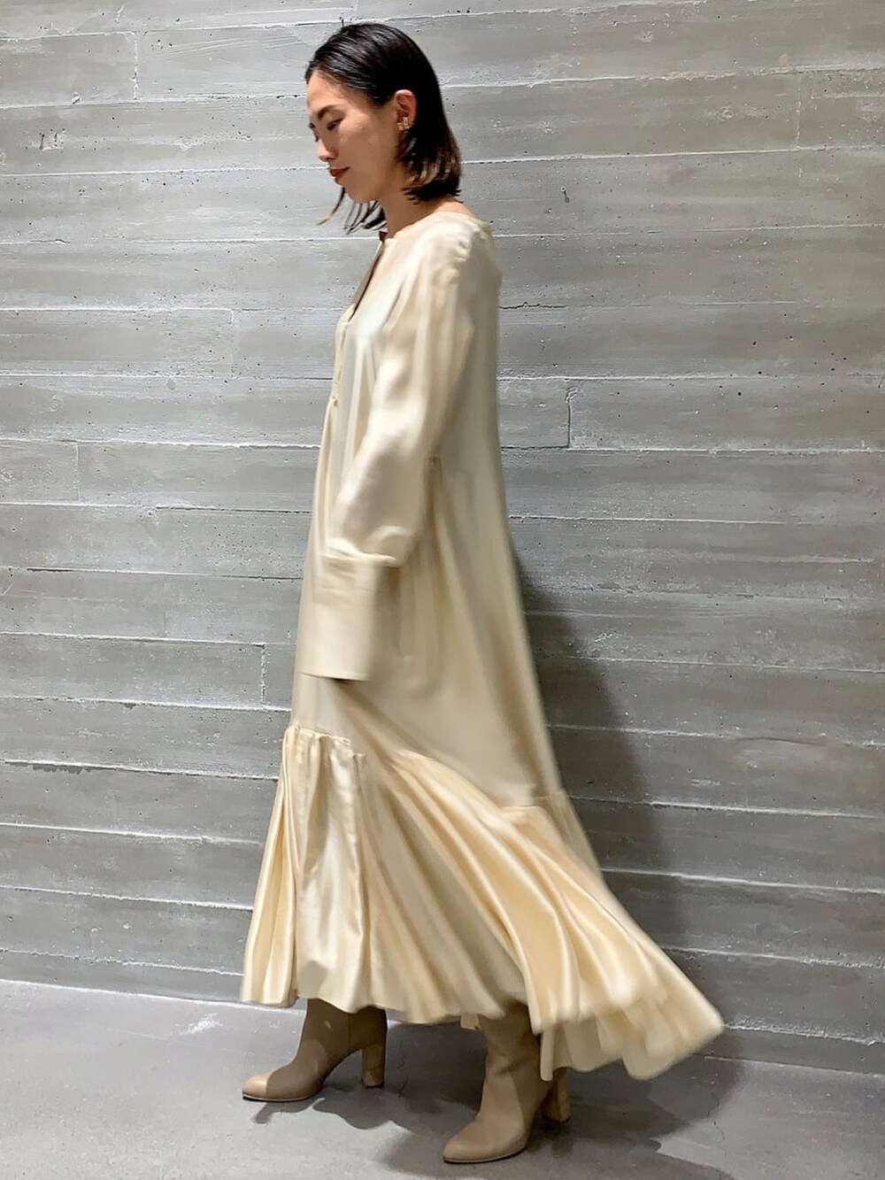 「カオス、大人女子、冬コーデ、大人ガーリー、ワンピース、きれいめカジュアル、シルク、ロングコート、ワントーンコーデ、冬、ロングワンピース、キレイめ」｜「Chaosのシルクオードリーワンピース（ドレス、ホワイト系）」を使った、chaos_asaさん（レディース・162cm）の秋コーディネートの5枚目の写真