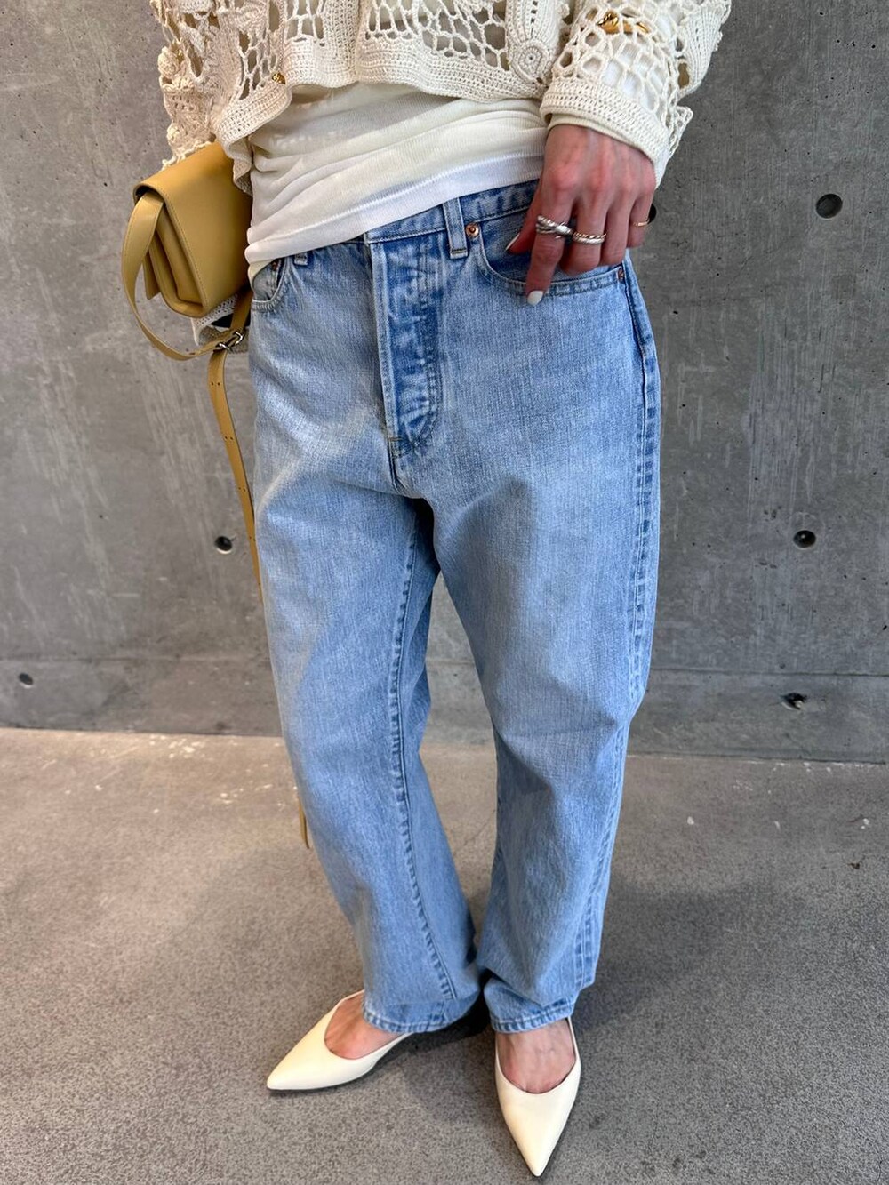 ブルー系のデニムパンツ、ホワイト系のTシャツ/カットソー、ホワイト系のその他パンツを着用したレディースの冬コーディネートの7枚目の写真
