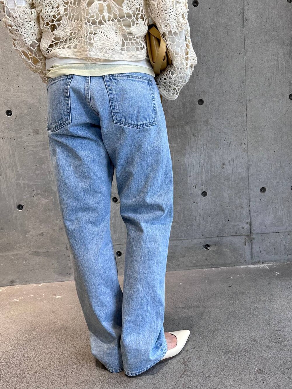 ブルー系のデニムパンツ、ホワイト系のTシャツ/カットソー、ホワイト系のその他パンツを着用したレディースの冬コーディネートの9枚目の写真