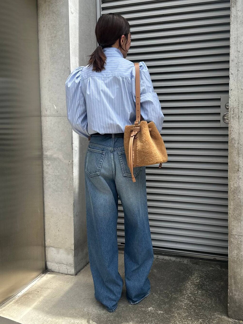 ブルー系のデニムパンツ、その他のシャツ/ブラウス、ブラック系のベルトを着用したレディースの夏コーディネートの4枚目の写真