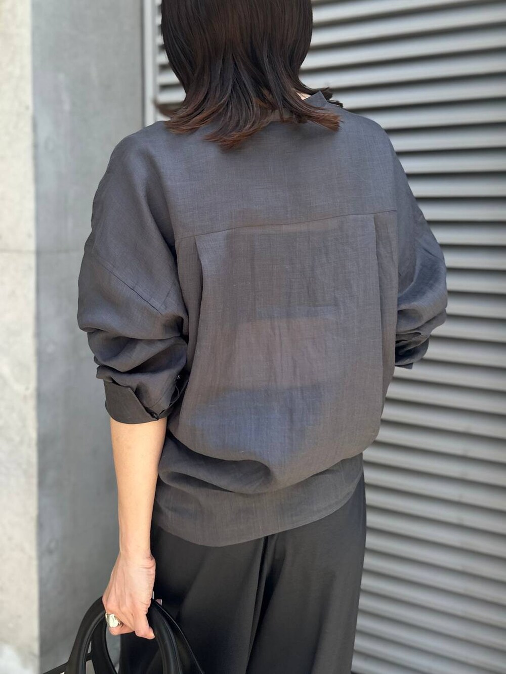 「モード、フェミニン、ベーシック/シンプル、Chaos、夏コーデ、リネン・透けアイテム、シャツ、パンツ」｜「ChaosのChaos(カオス)/ベアチューブ（チューブトップ、ブラック系）」を使った、chaos_asaさん（レディース・162cm）の春コーディネートの6枚目の写真