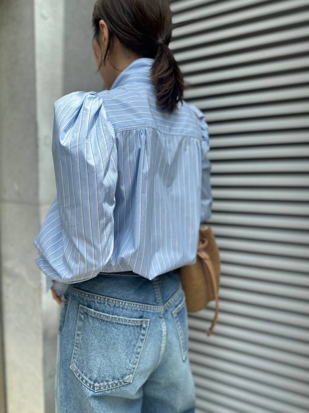 ブルー系のデニムパンツ、その他のシャツ/ブラウス、ブラック系のベルトを着用したレディースの夏コーディネートの7枚目の写真