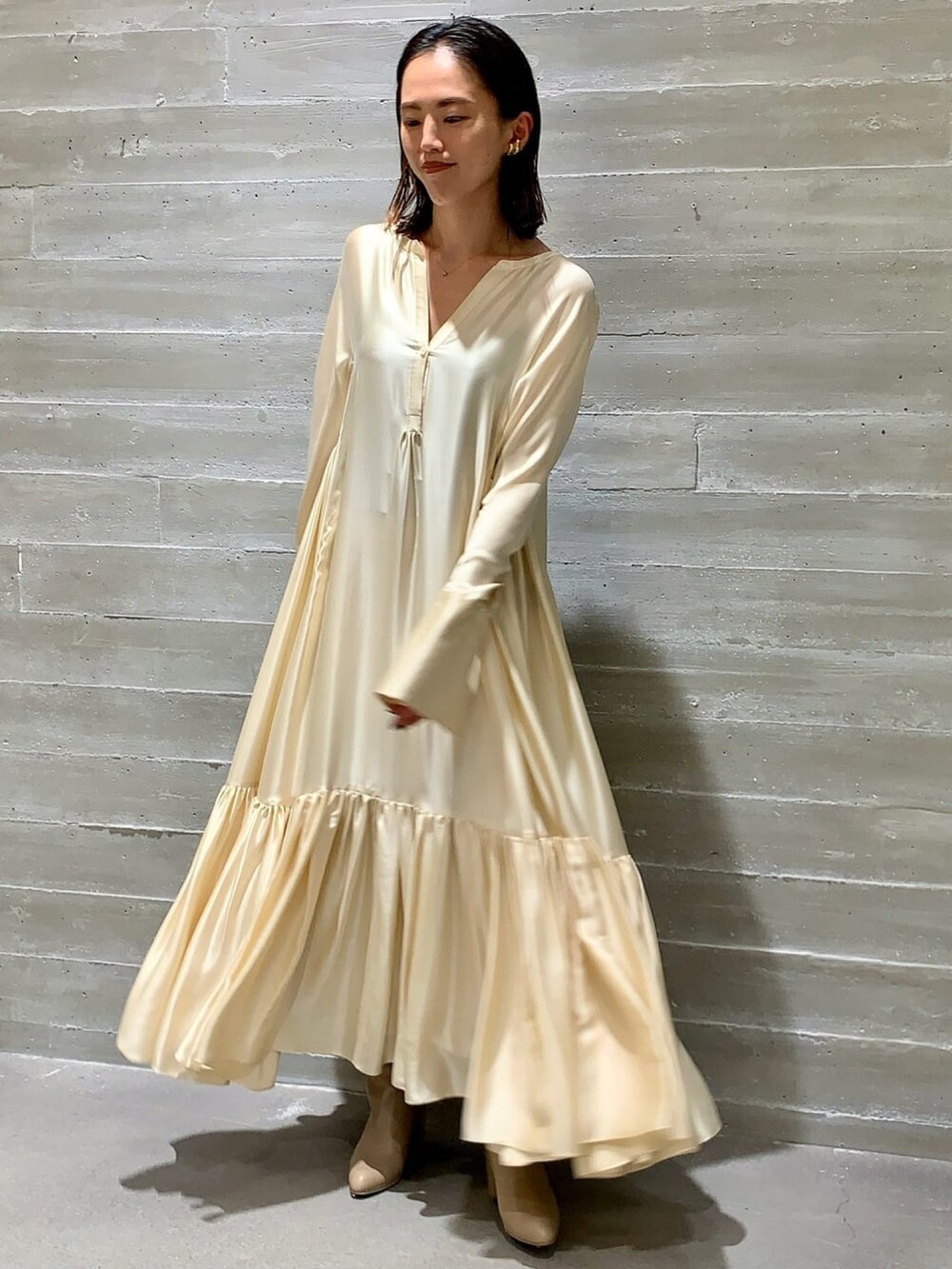 「カオス、大人女子、冬コーデ、大人ガーリー、ワンピース、きれいめカジュアル、シルク、ロングコート、ワントーンコーデ、冬、ロングワンピース、キレイめ」｜「Chaosのシルクオードリーワンピース（ドレス、ホワイト系）」を使った、chaos_asaさん（レディース・162cm）の秋コーディネートの4枚目の写真