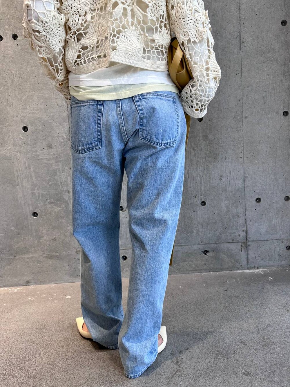 ブルー系のデニムパンツ、ホワイト系のTシャツ/カットソー、ホワイト系のその他パンツを着用したレディースの冬コーディネートの8枚目の写真