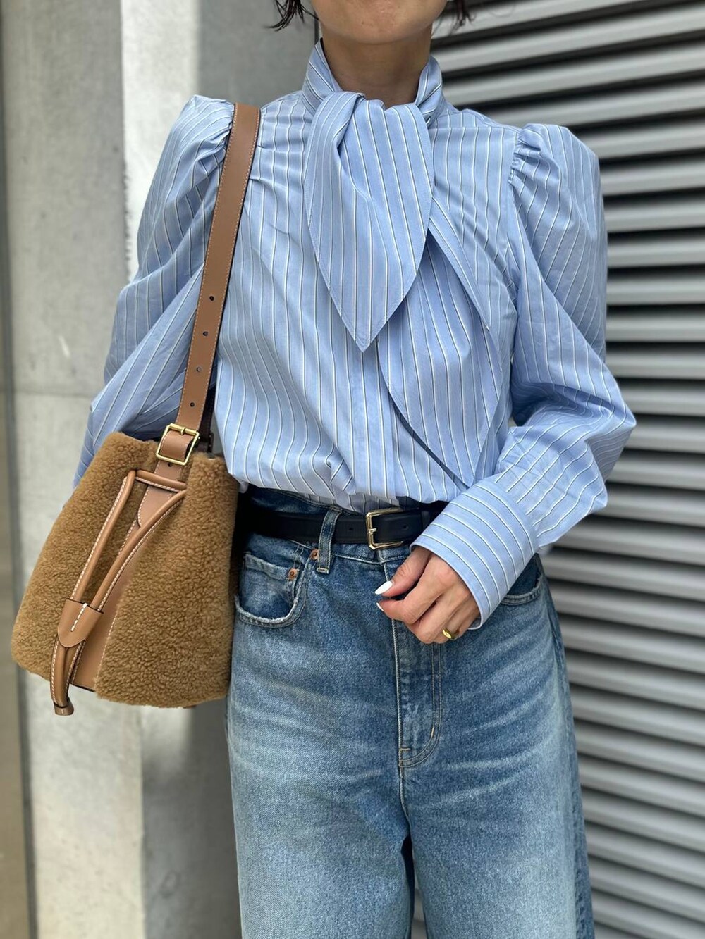 ブルー系のデニムパンツ、その他のシャツ/ブラウス、ブラック系のベルトを着用したレディースの夏コーディネートの5枚目の写真