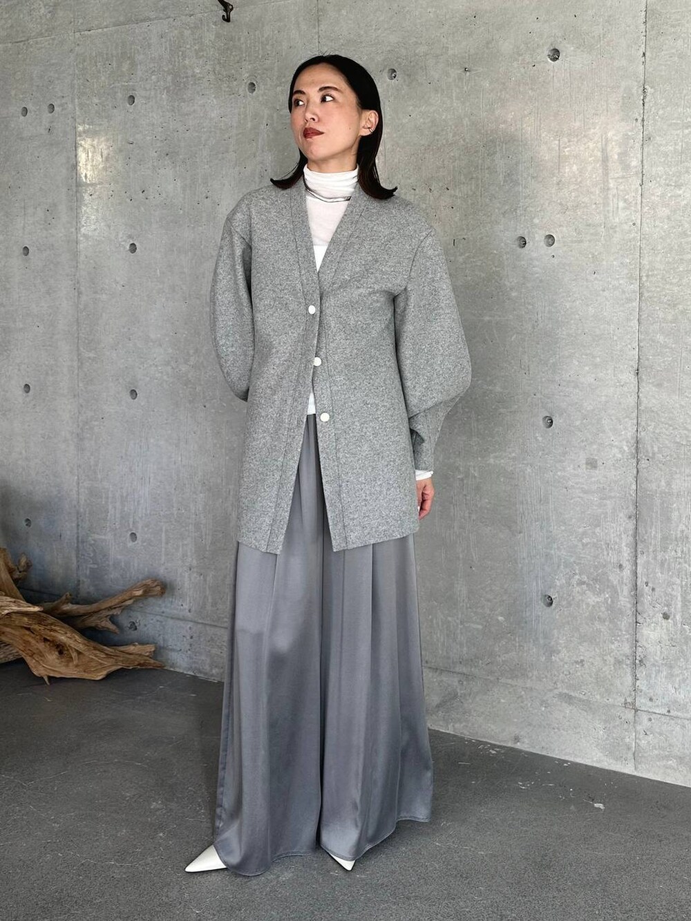 「Chaos、ワイドパンツ、カーディガン、秋コーデ、冬コーデ、モード、フェミニン、ベーシック/シンプル」｜「ChaosのChaos(カオス)/モーラワイドワイドパンツ（その他パンツ、グレー系）」を使った、chaos_asaさん（レディース・162cm）の秋コーディネートの2枚目の写真