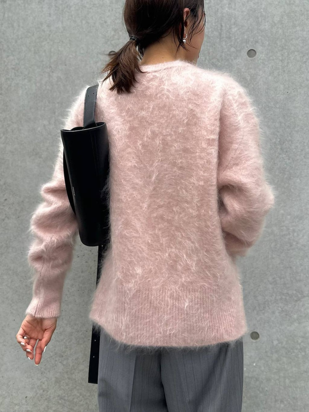 「モード、フェミニン、ニット、秋コーデ、ベーシック/シンプル、Chaos、ブルゾン、パンツ、カジュアル、ピンク」｜「ChaosのChaos(カオス)/ パティスストライプパンツ（スラックス、グレー系）」を使った、chaos_asaさん（レディース・162cm）の夏コーディネートの4枚目の写真