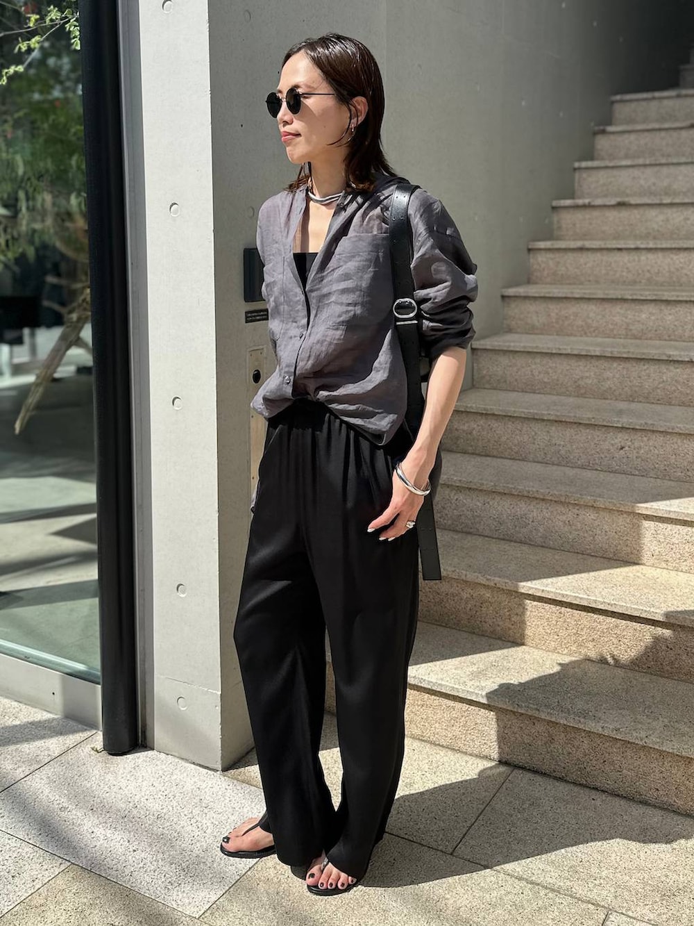 「モード、フェミニン、ベーシック/シンプル、Chaos、リネン・透けアイテム、シャツ、パンツ、リラックス、ウォッシャブル」｜「ChaosのChaos(カオス)/【新色登場】シルシャーパンツ　◆セットアップ可◆（その他パンツ、ブラック系）」を使った、chaos_asaさん（レディース・162cm）の春コーディネートの2枚目の写真
