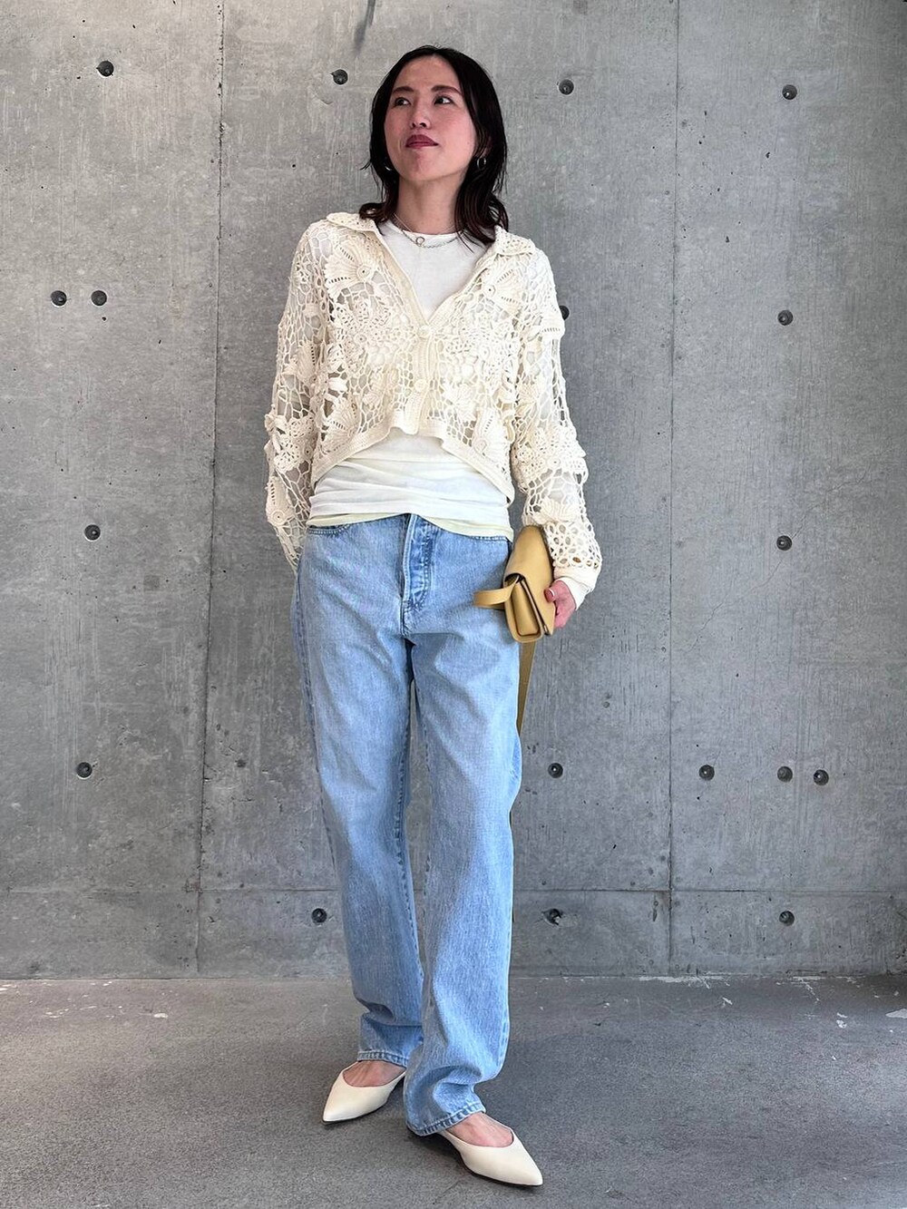 ブルー系のデニムパンツ、ホワイト系のTシャツ/カットソー、ホワイト系のその他パンツを着用したレディースの冬コーディネートの2枚目の写真