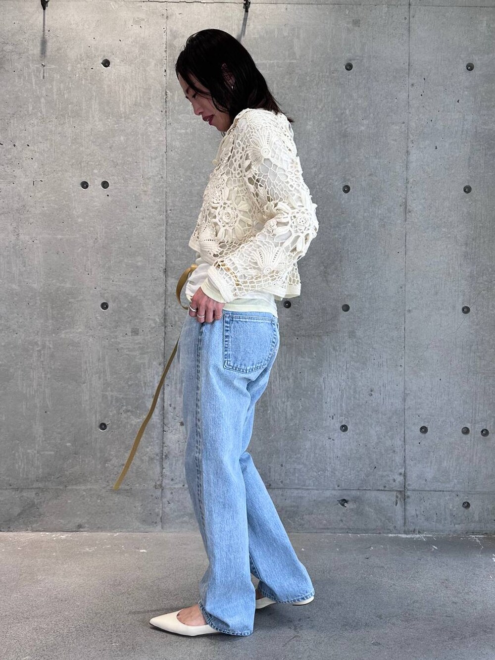 ブルー系のデニムパンツ、ホワイト系のTシャツ/カットソー、ホワイト系のその他パンツを着用したレディースの冬コーディネートの3枚目の写真