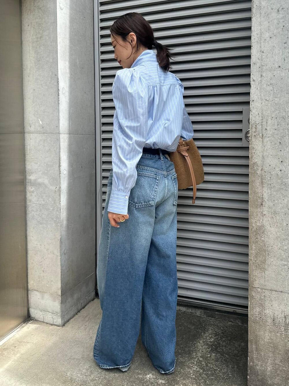 ブルー系のデニムパンツ、その他のシャツ/ブラウス、ブラック系のベルトを着用したレディースの夏コーディネートの3枚目の写真