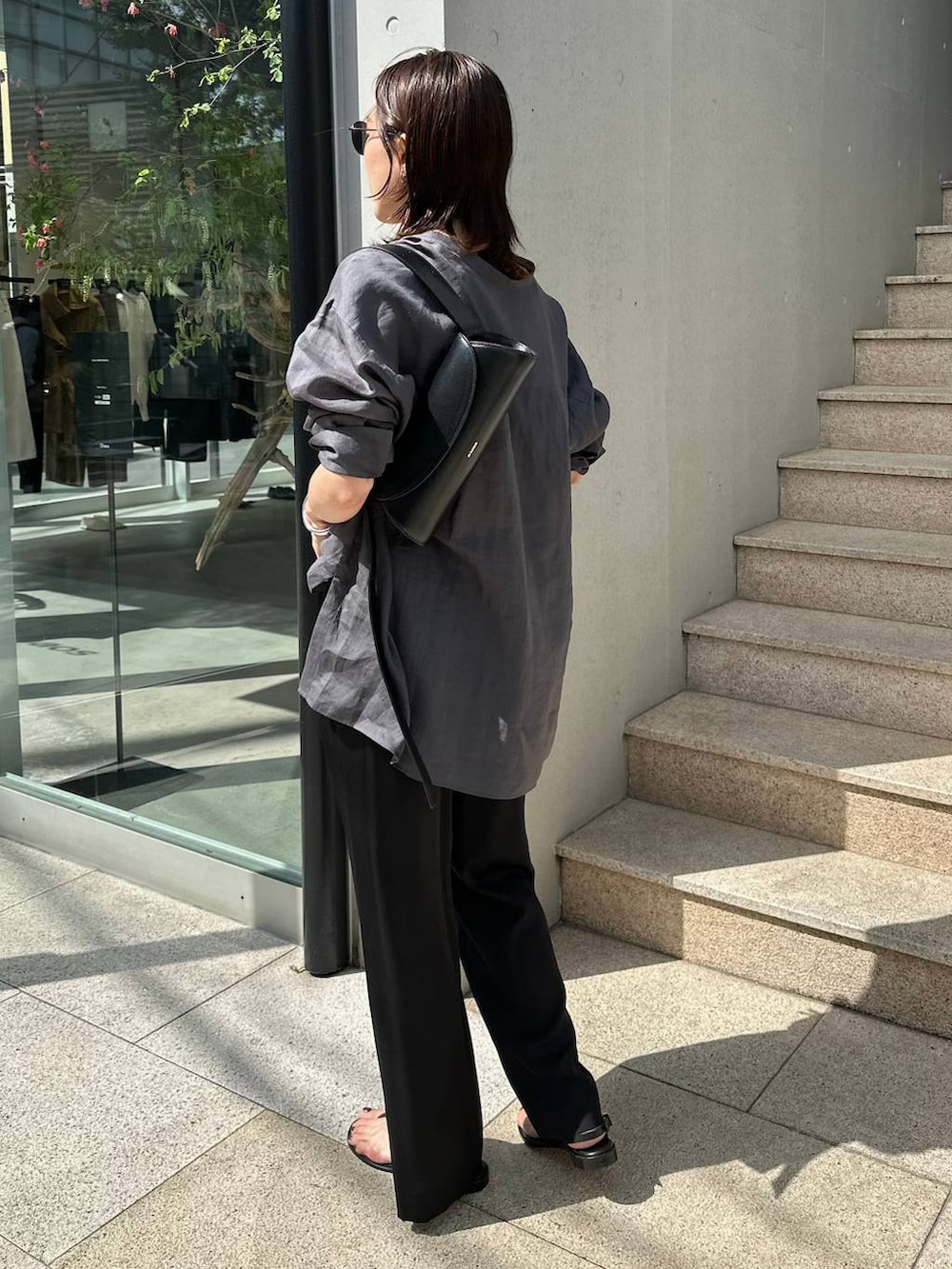 「モード、フェミニン、ベーシック/シンプル、Chaos、リネン・透けアイテム、シャツ、パンツ、リラックス、ウォッシャブル」｜「ChaosのChaos(カオス)/【新色登場】シルシャーパンツ　◆セットアップ可◆（その他パンツ、ブラック系）」を使った、chaos_asaさん（レディース・162cm）の春コーディネートの3枚目の写真