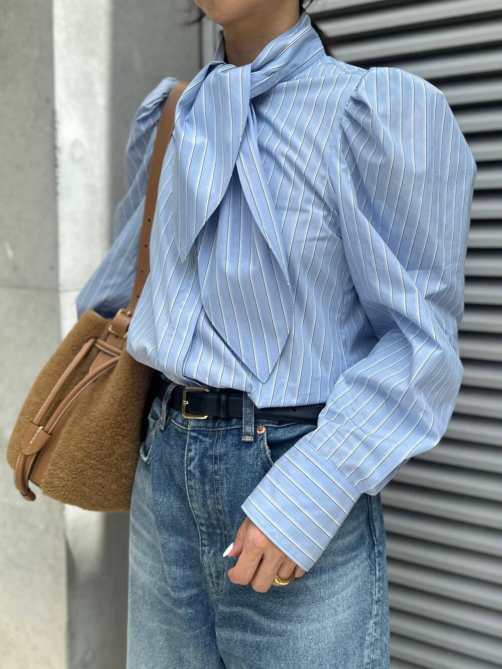 ブルー系のデニムパンツ、その他のシャツ/ブラウス、ブラック系のベルトを着用したレディースの夏コーディネートの6枚目の写真