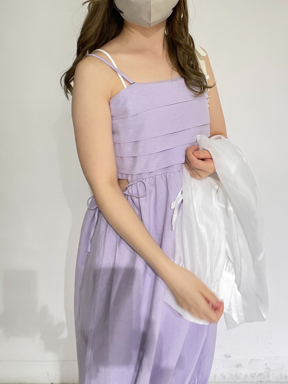 パープル系のワンピース、ホワイト系のショルダーバッグを着用したレディースの夏コーディネートの4枚目の写真