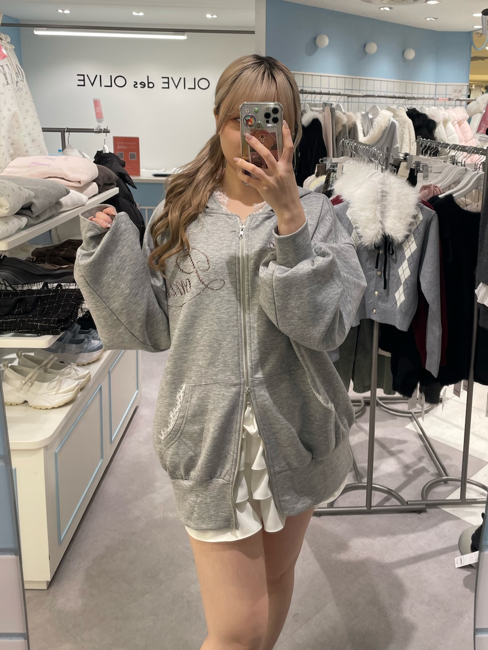 グレー系のパーカーを着用したレディースの冬コーディネートの2枚目の写真