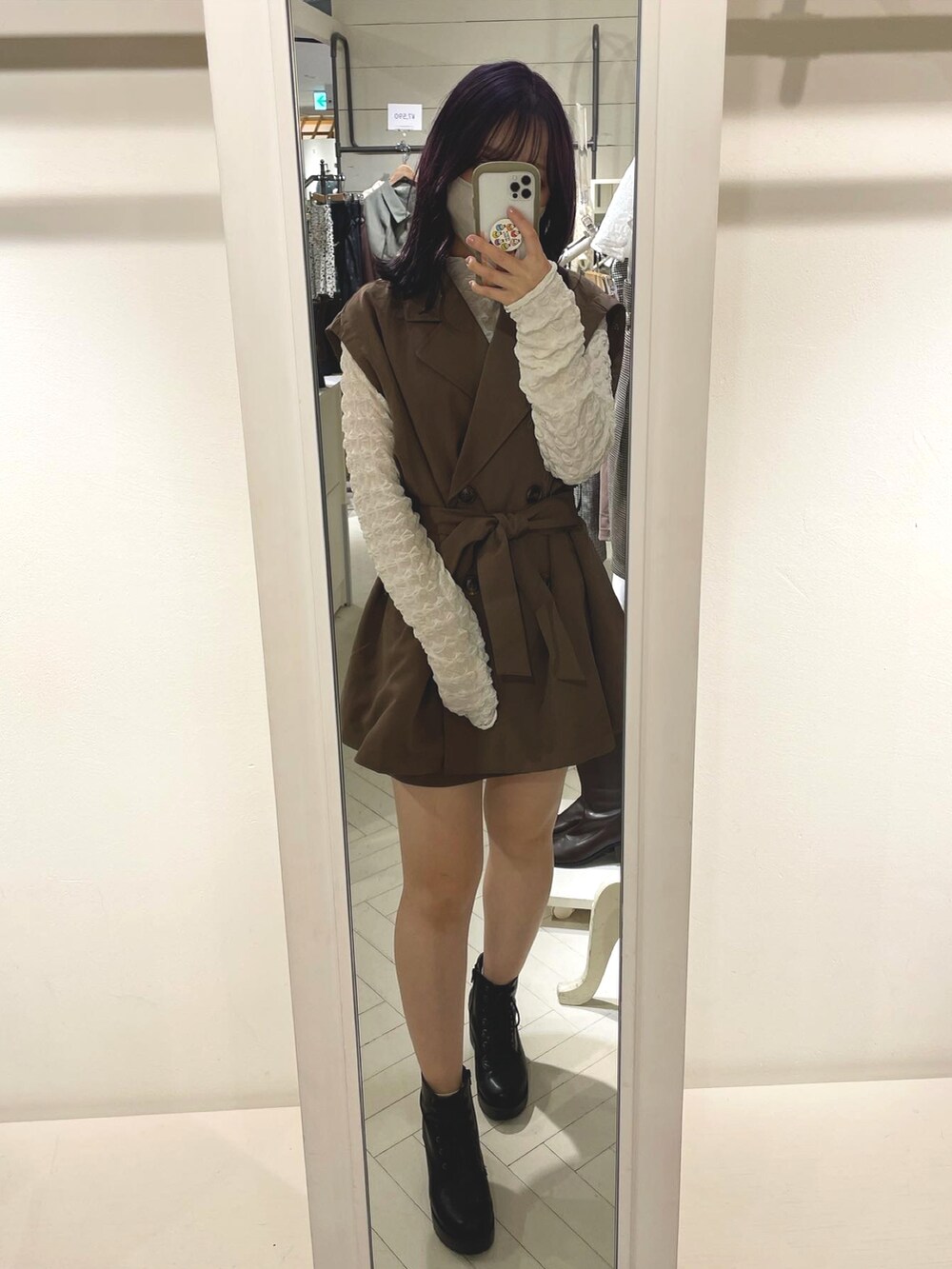 ブラウン系のトレンチコート、ホワイト系のTシャツ/カットソー、ブラウン系のスカートを着用したレディースの秋コーディネートの2枚目の写真