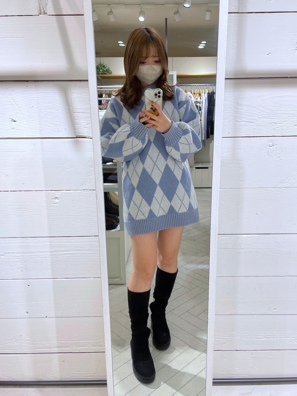 ブルー系のニット/セーター、ホワイト系のその他パンツを着用したレディースの冬コーディネートの2枚目の写真