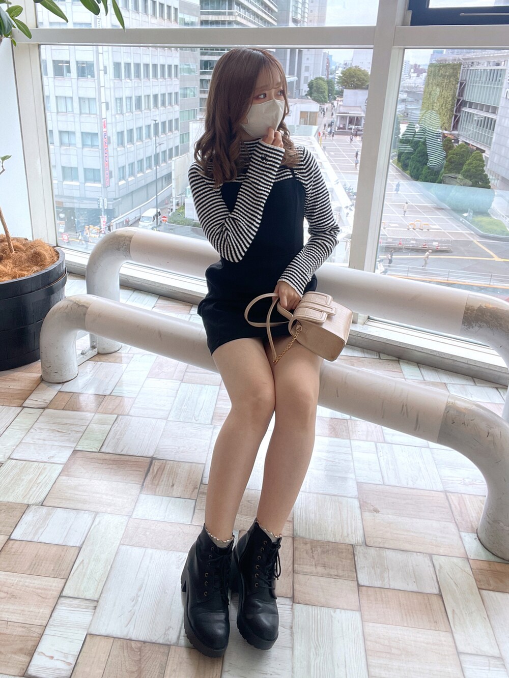 ホワイト系のショルダーバッグ、ブラック系のワンピース、ブラック系のニット/セーターを着用したレディースの秋コーディネートの2枚目の写真