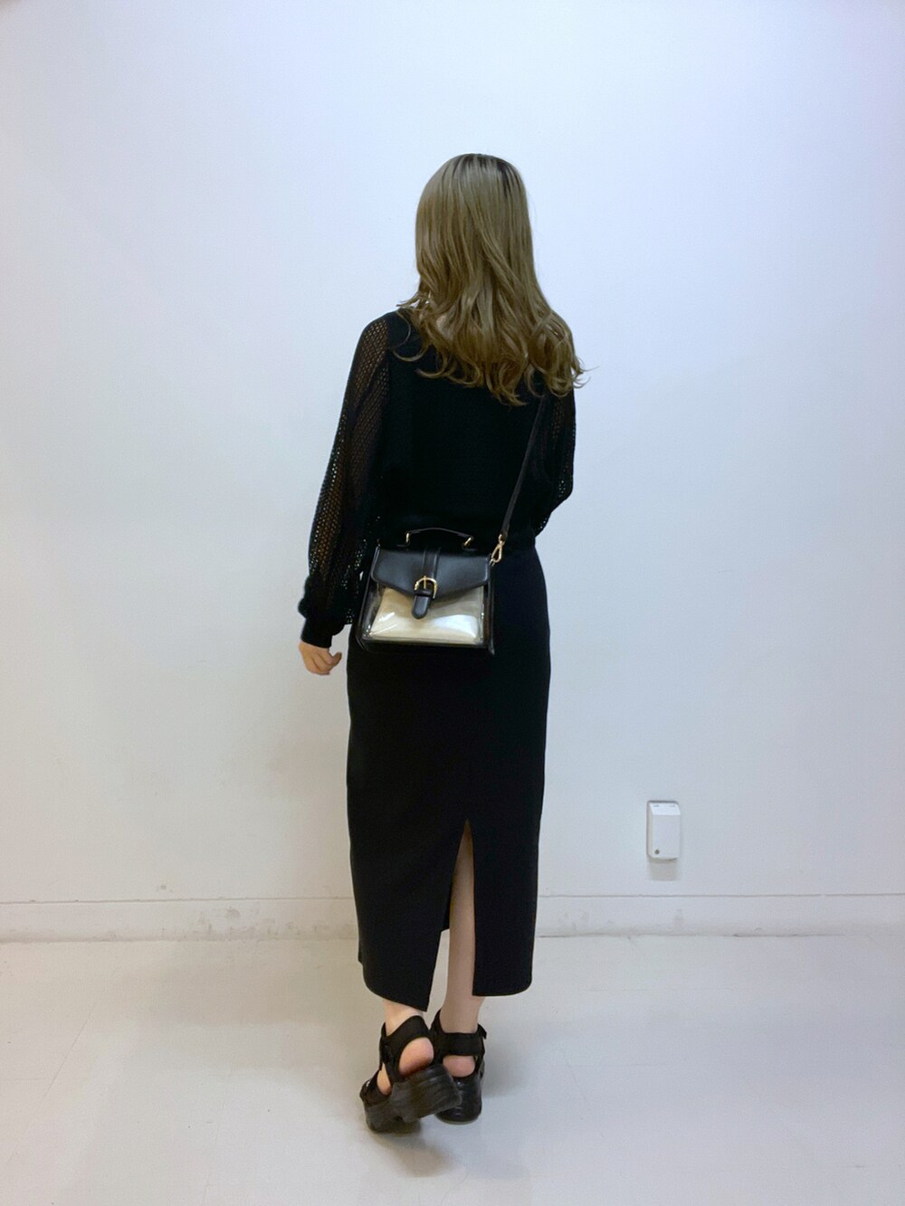 ブラック系のショルダーバッグ、ブラック系のワンピースを着用したレディースの夏コーディネートの4枚目の写真