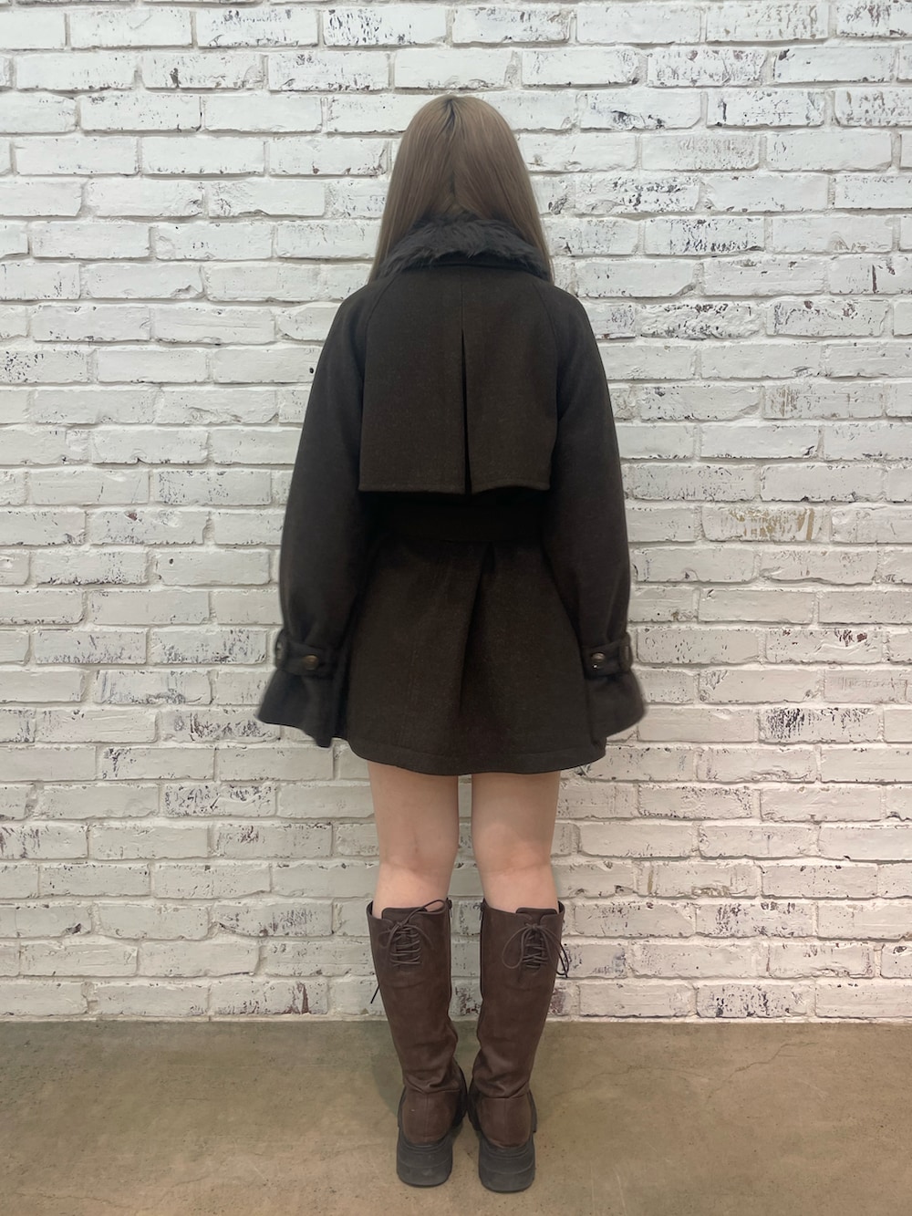 ブラウン系のブーツ、ブラウン系のその他アウターを着用したレディースの秋コーディネートの3枚目の写真