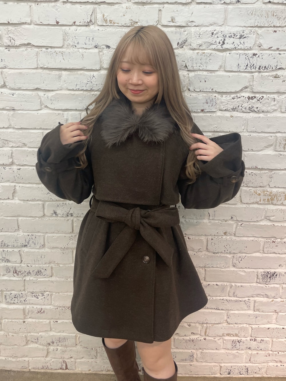 ブラウン系のブーツ、ブラウン系のその他アウターを着用したレディースの秋コーディネートの4枚目の写真