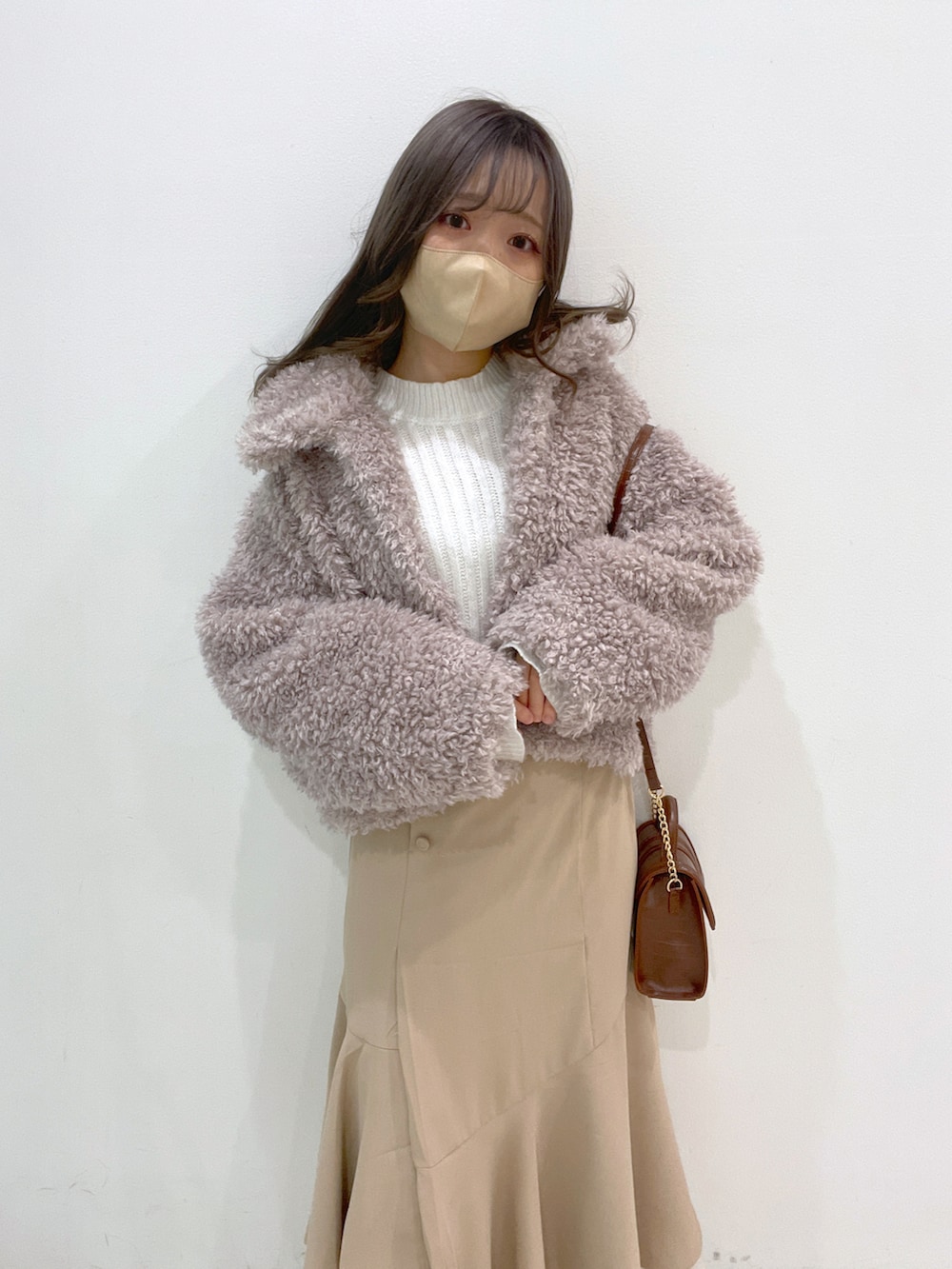 ベージュ系のスカート、ブラウン系のブーツ、ベージュ系のブルゾンを着用したレディースの秋コーディネートの2枚目の写真