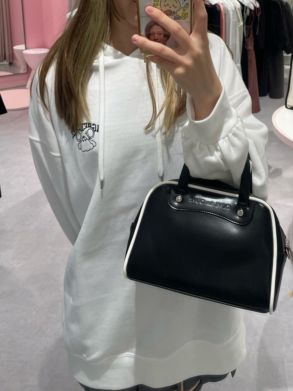 ブラック系のスカート、ブラック系のブーツ、ブラック系のショルダーバッグを着用したレディースの秋コーディネートの2枚目の写真