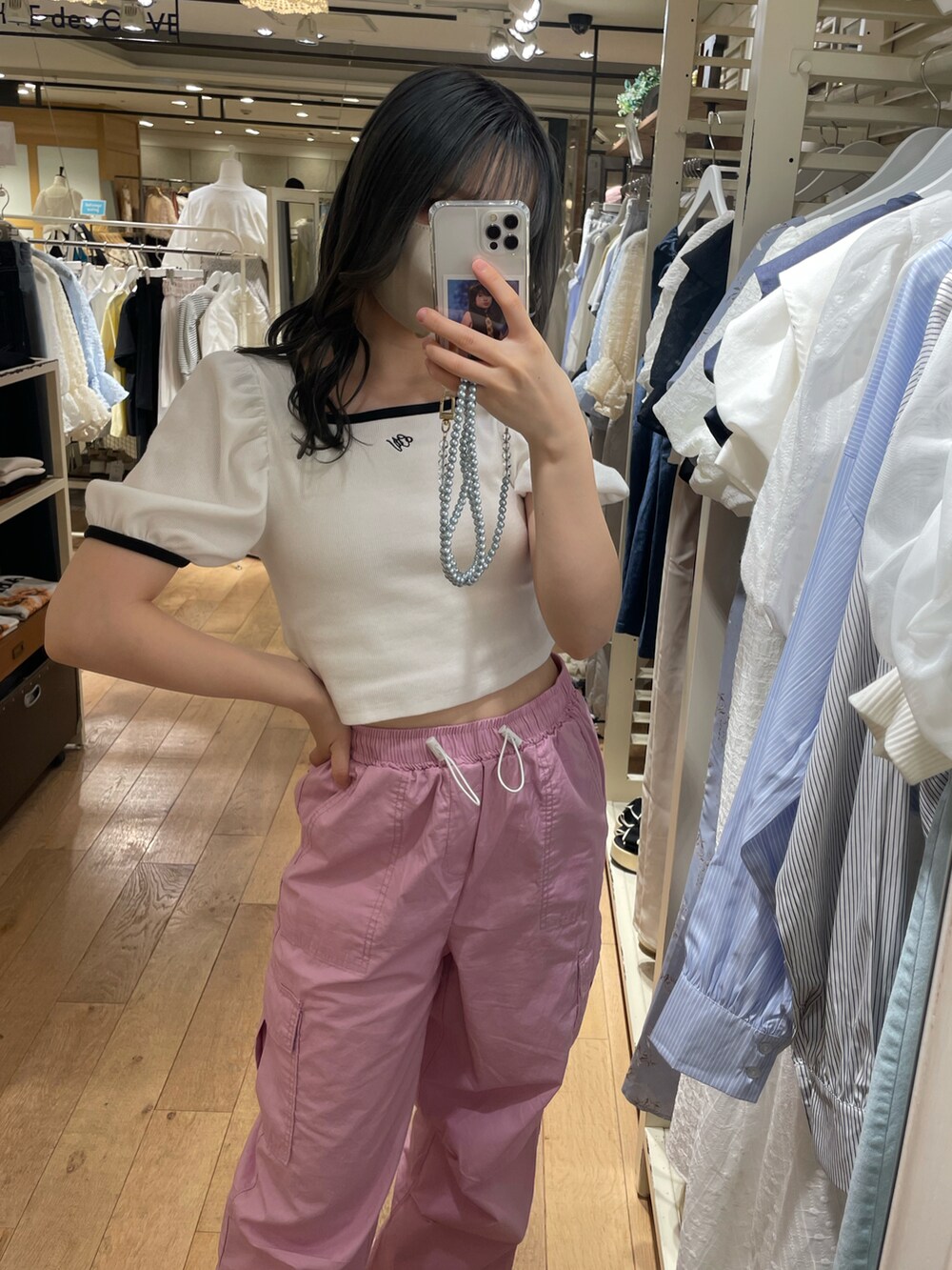 ピンク系のカーゴパンツ、ホワイト系のサンダル、ホワイト系のTシャツ/カットソーを着用したレディースの春コーディネートの2枚目の写真