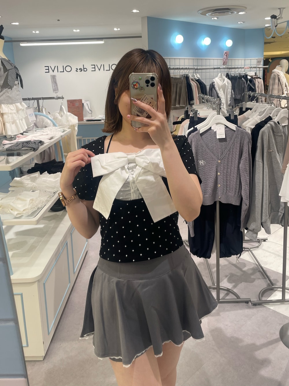 ブラック系のTシャツ/カットソー、グレー系のスカートを着用したレディースの春コーディネートの2枚目の写真