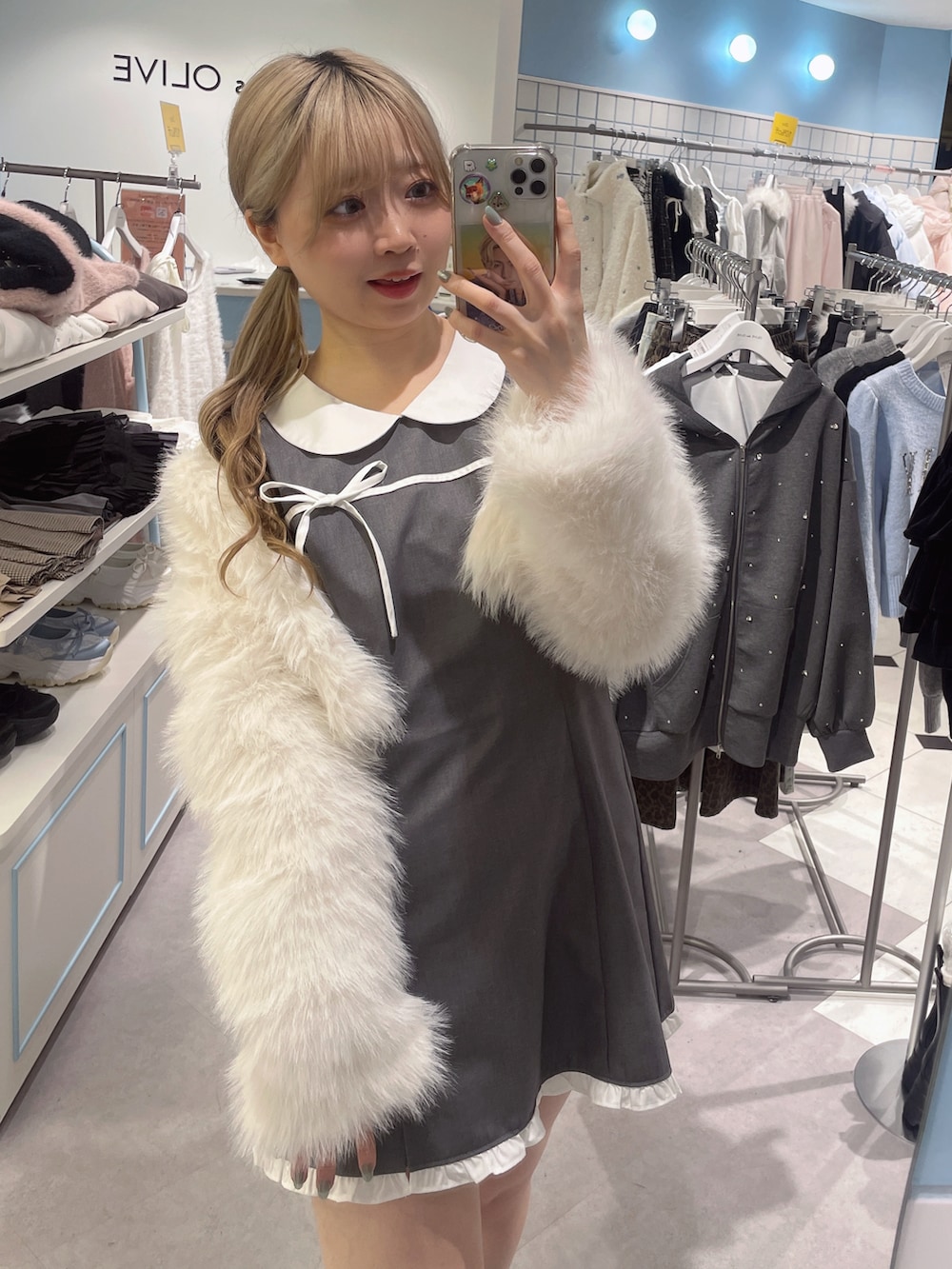 ホワイト系のその他アウター、グレー系のドレスを着用したレディースの冬コーディネートの2枚目の写真