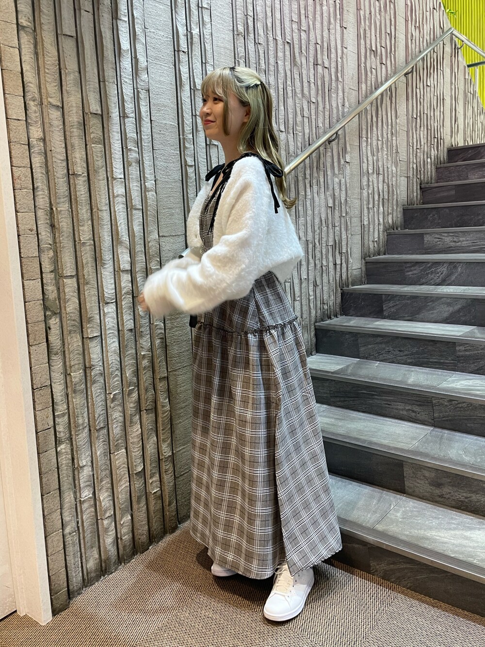 その他のワンピース、ホワイト系のカーディガン/ボレロ、ブラック系のショルダーバッグを着用したレディースの秋コーディネートの3枚目の写真