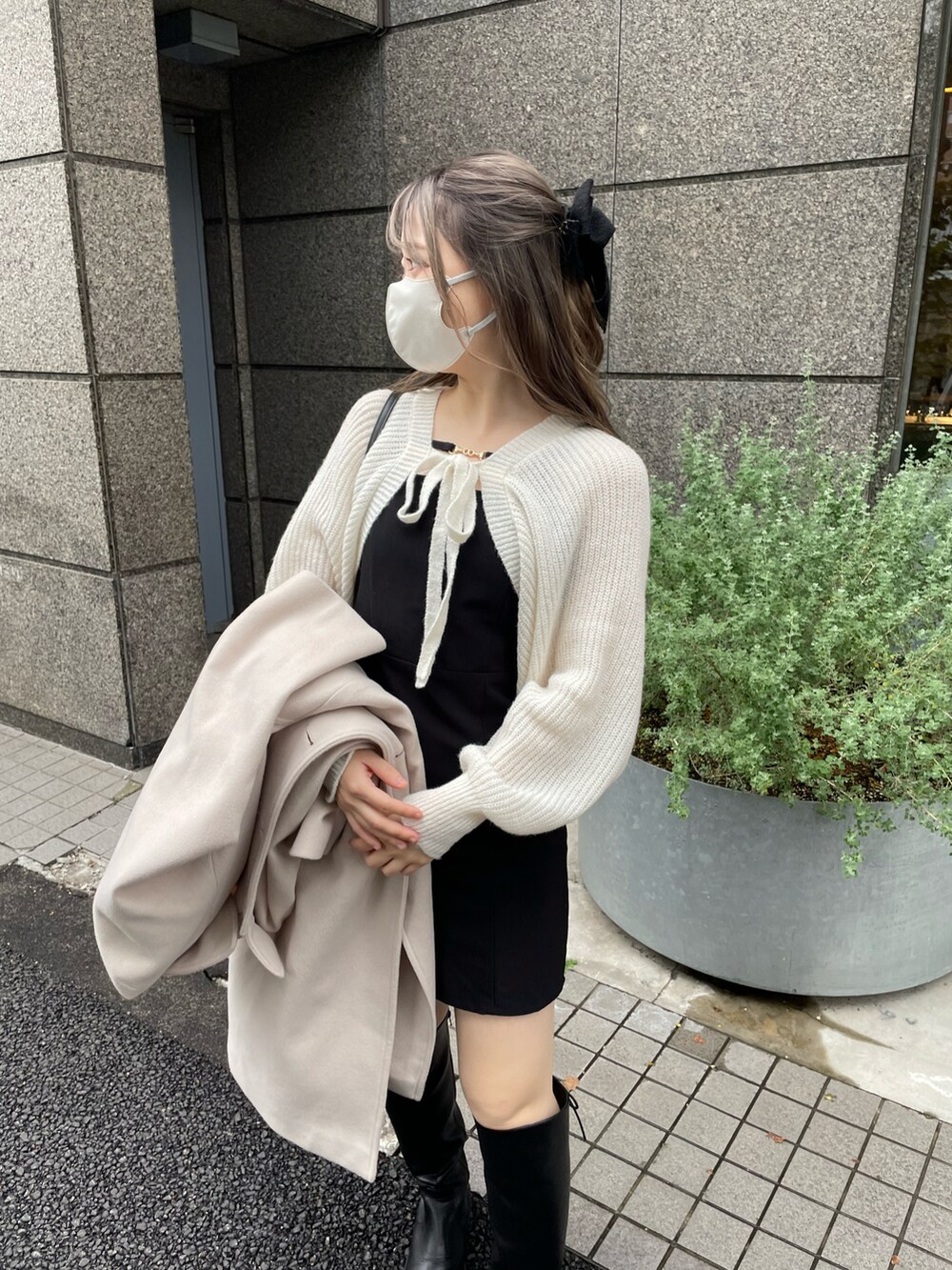 「大人かわいい、モノトーン、モノトーンコーデ、福袋、福袋コーデ、ワンピース、ワンピースコーデ、コート、アウター、ブーツコーデ、ロングブーツ、オリーブ デ オリーブ(OLIVE des OLIVE)、標準身長、156cm、骨格ウェーブ」｜「OLIVE des OLIVEのバックレースアップロングブーツ（ブーツ、ブラック系）」を使った、moekaさん（レディース・156cm）の冬コーディネートの2枚目の写真