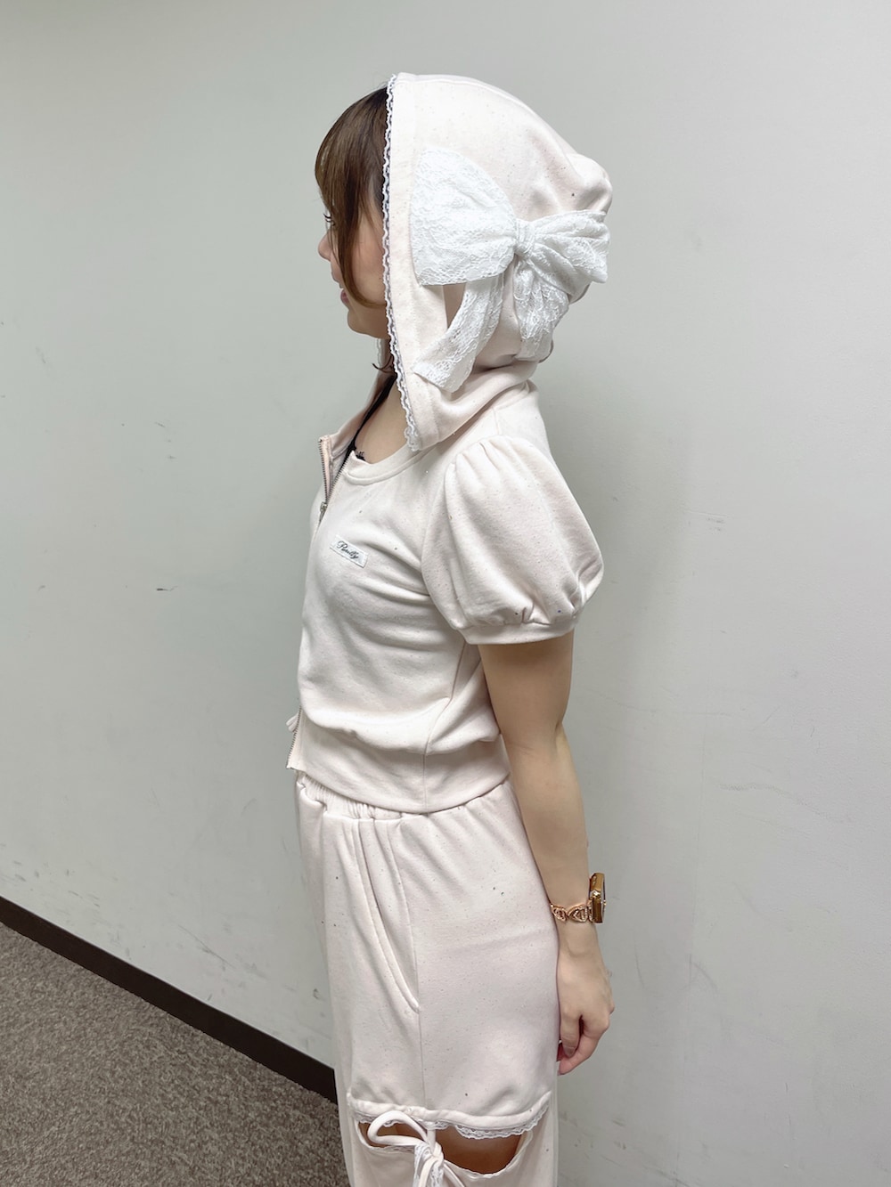ピンク系のスウェットパンツ、ピンク系のパーカーを着用したレディースの春コーディネートの2枚目の写真