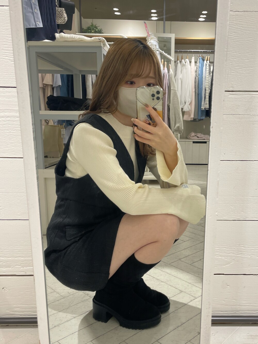 ブラック系のワンピース、ホワイト系のニット/セーターを着用したレディースの冬コーディネートの2枚目の写真