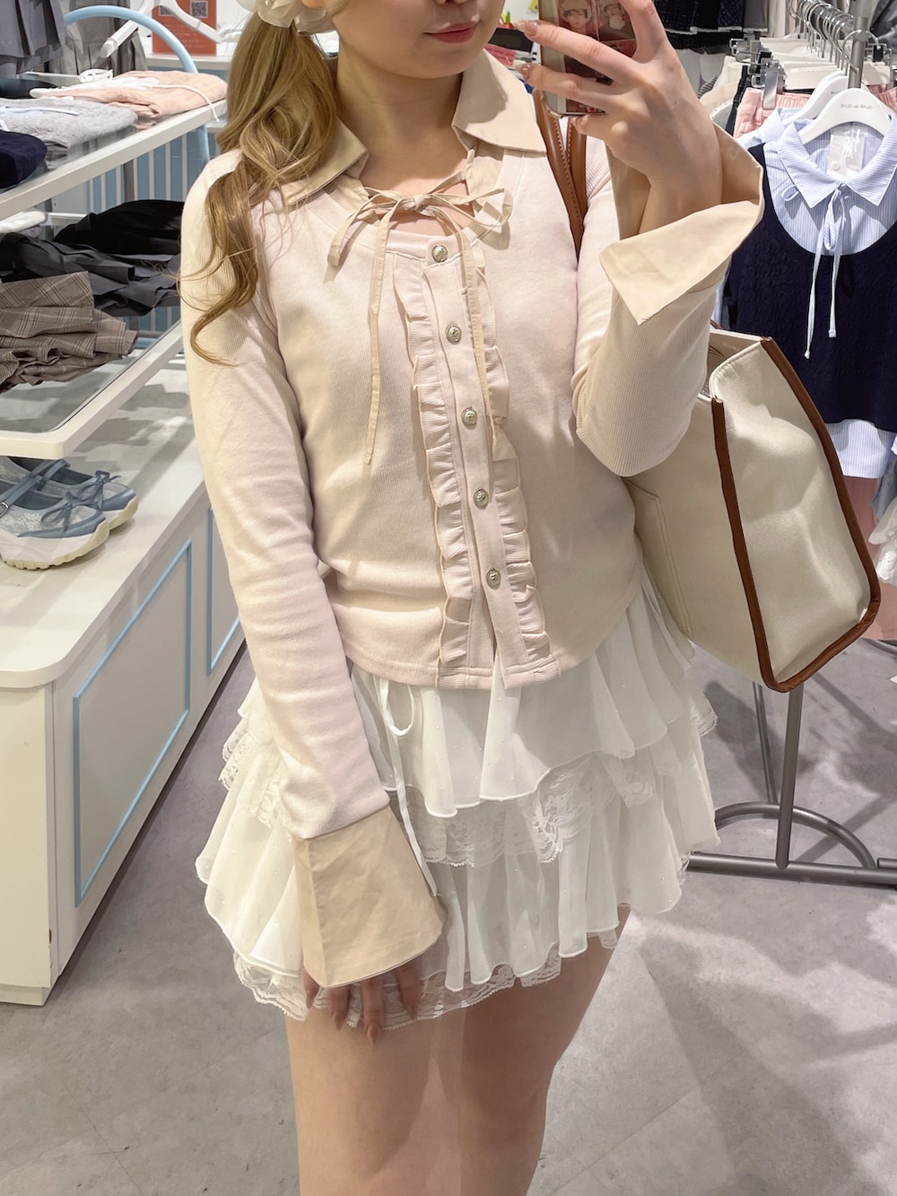 ホワイト系のスカート、ピンク系のTシャツ/カットソー、ブラウン系のトートバッグを着用したレディースの春コーディネートの2枚目の写真