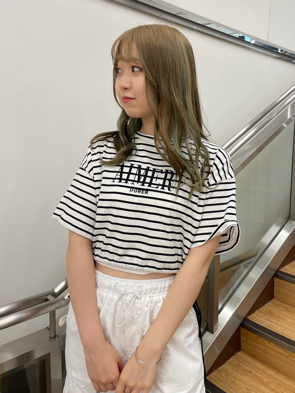 ブラック系のショルダーバッグ、ホワイト系のサンダル、ブラック系のTシャツ/カットソーを着用したレディースの夏コーディネートの2枚目の写真