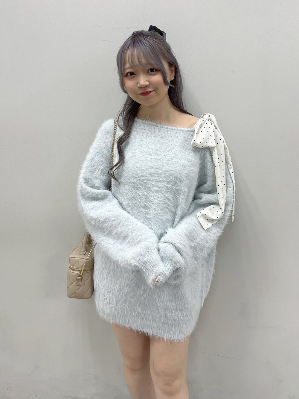 ブラウン系のブーツ、ブルー系のワンピースを着用したレディースの秋コーディネートの2枚目の写真