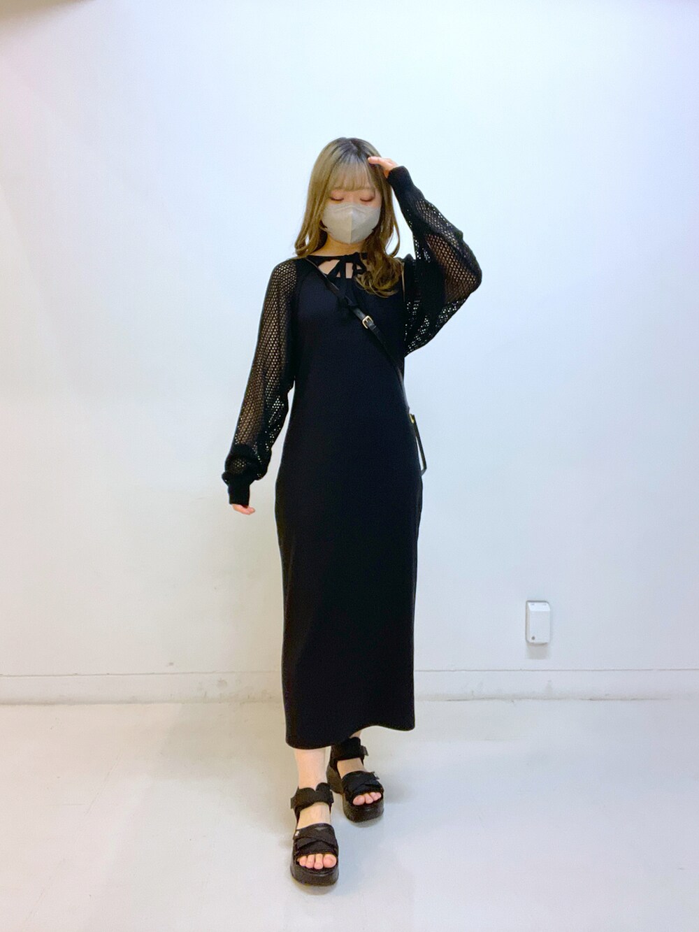 ブラック系のショルダーバッグ、ブラック系のワンピースを着用したレディースの夏コーディネートの2枚目の写真