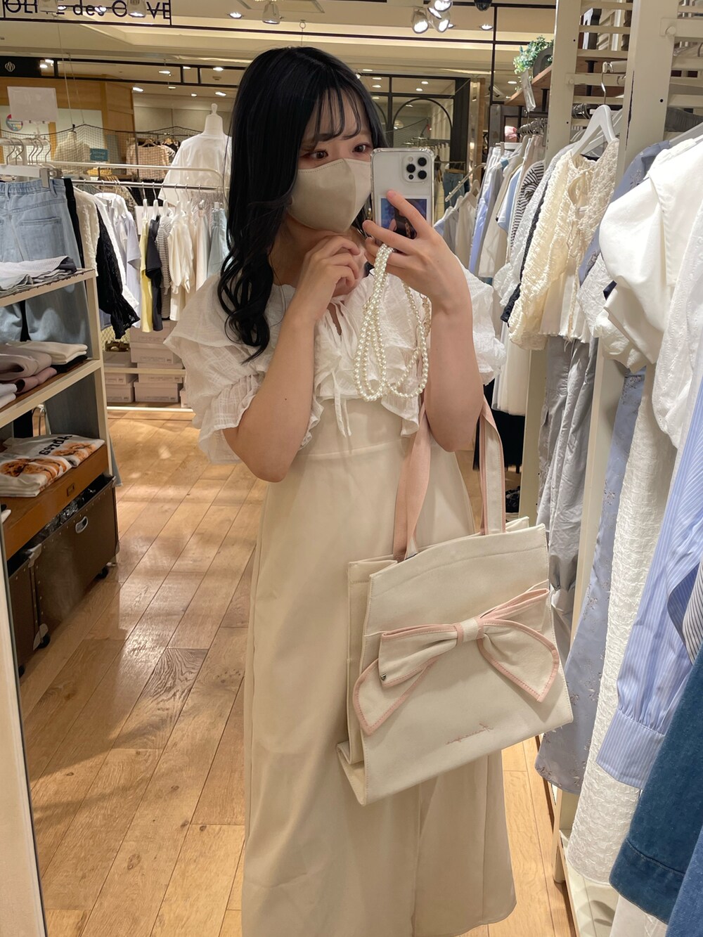 ピンク系のトートバッグ、ホワイト系のワンピース/ドレスを着用したレディースの春コーディネートの2枚目の写真