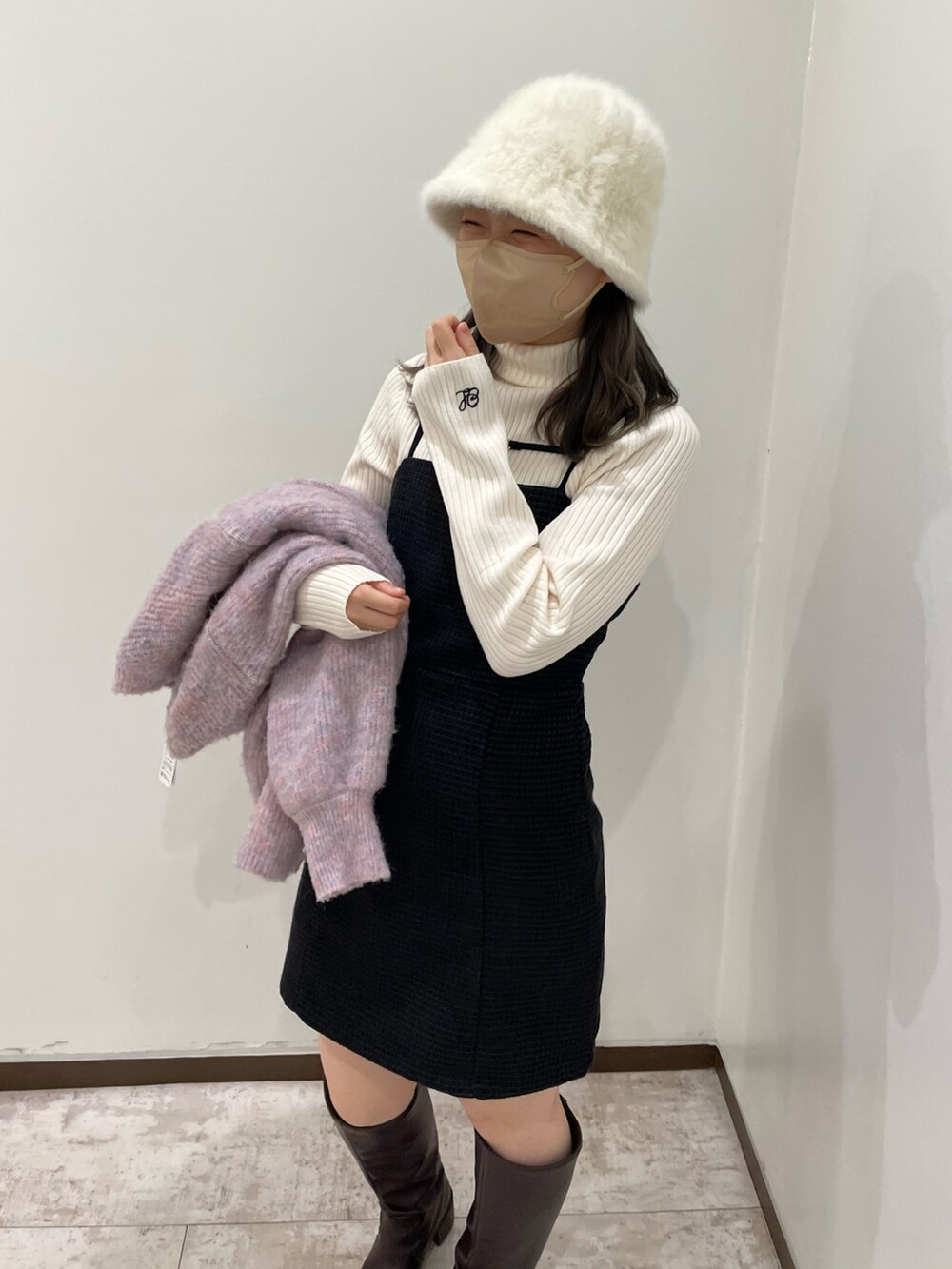 ブラック系のワンピース、パープル系のカーディガン/ボレロ、ホワイト系のニット/セーターを着用したレディースの秋コーディネートの2枚目の写真