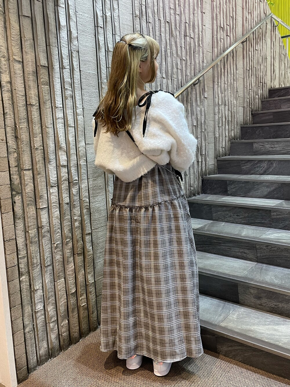 その他のワンピース、ホワイト系のカーディガン/ボレロ、ブラック系のショルダーバッグを着用したレディースの秋コーディネートの2枚目の写真