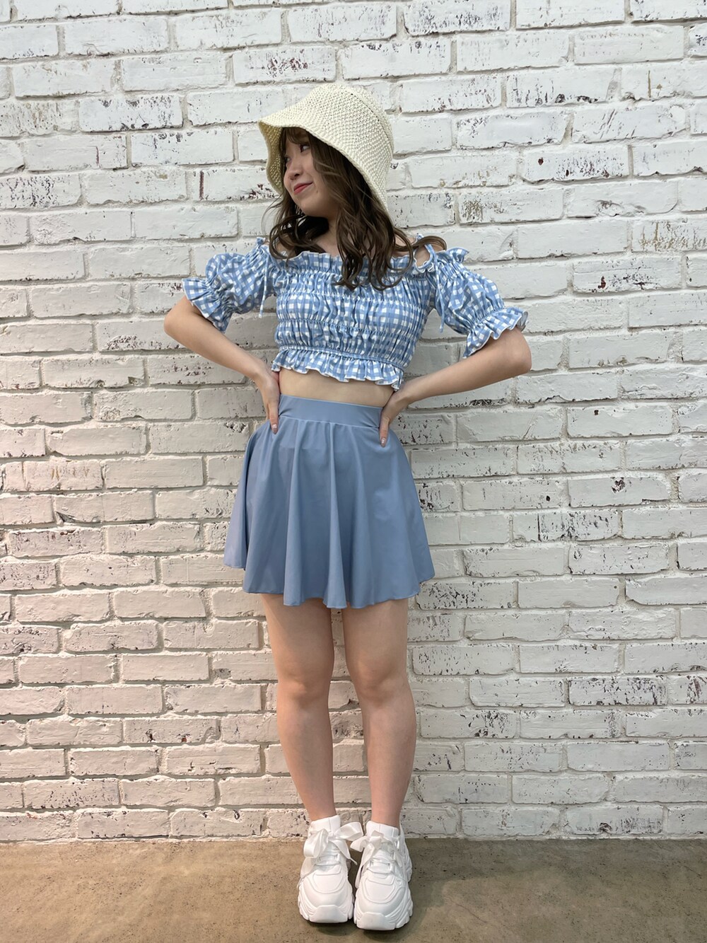 ブルー系の水着、ホワイト系のハットを着用したレディースの春コーディネートの2枚目の写真