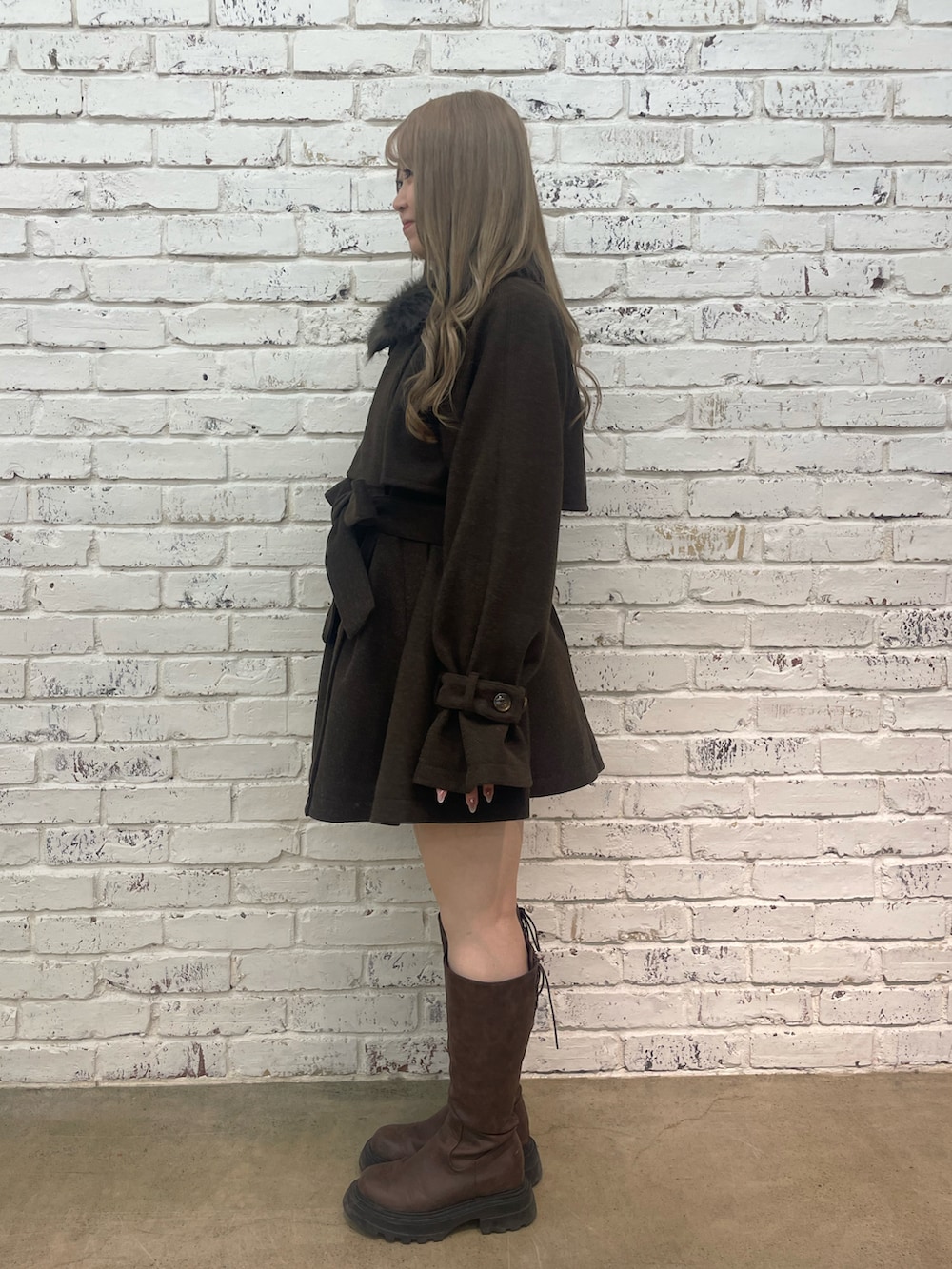 ブラウン系のブーツ、ブラウン系のその他アウターを着用したレディースの秋コーディネートの2枚目の写真