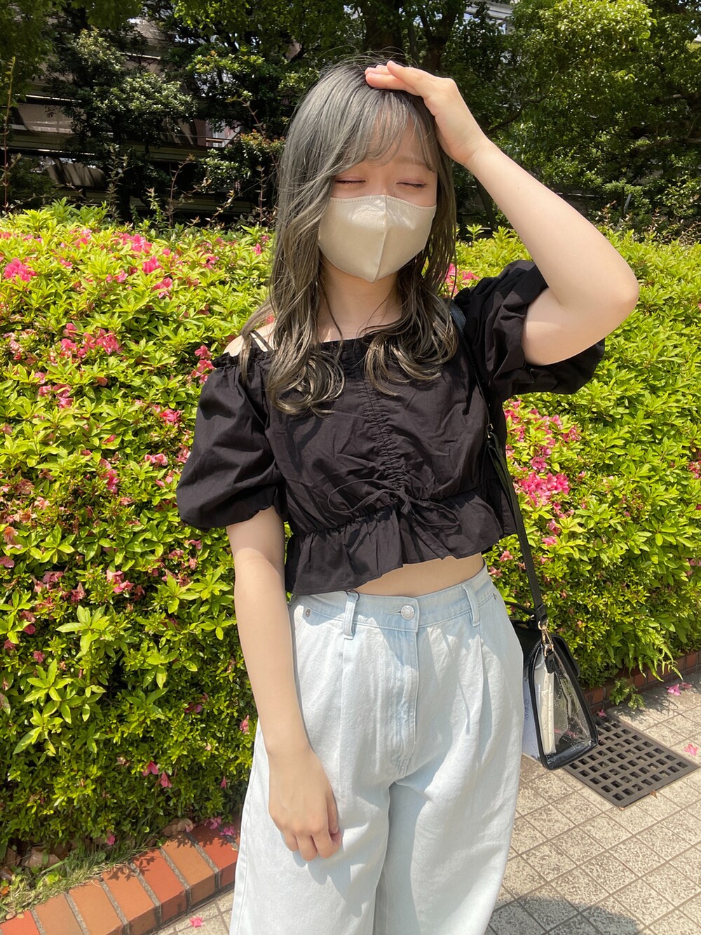 ブルー系のデニムパンツ、ブラック系のシャツ/ブラウス、ホワイト系のサンダルを着用したレディースの春コーディネートの2枚目の写真