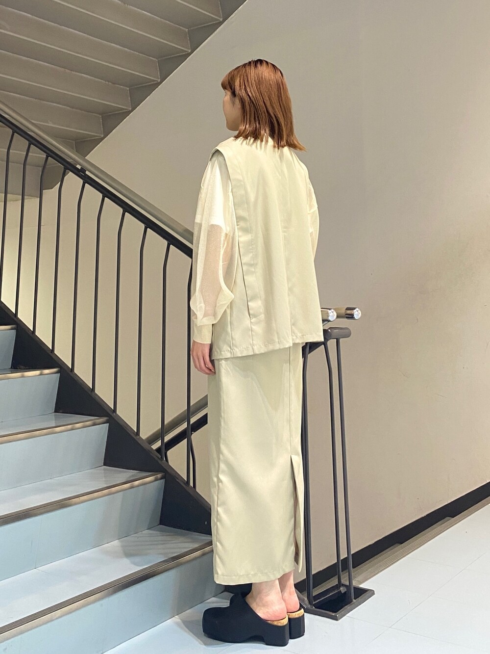 ホワイト系のニット/セーター、ベージュ系のワンピース、ホワイト系のTシャツ/カットソーを着用したレディースの春コーディネートの4枚目の写真