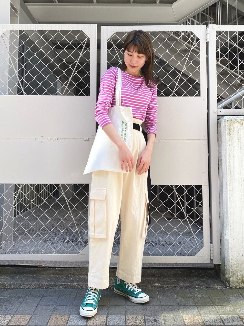 ホワイト系のその他パンツ、グリーン系のスニーカー、ホワイト系のトートバッグを着用したレディースの春コーディネートの5枚目の写真