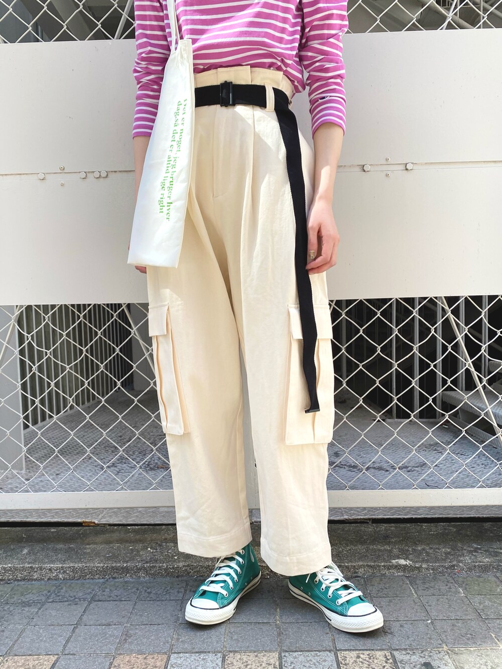 ホワイト系のその他パンツ、グリーン系のスニーカー、ホワイト系のトートバッグを着用したレディースの春コーディネートの3枚目の写真